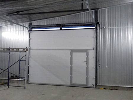 Подъемные ворота с калиткой для гаража в Всеволожске